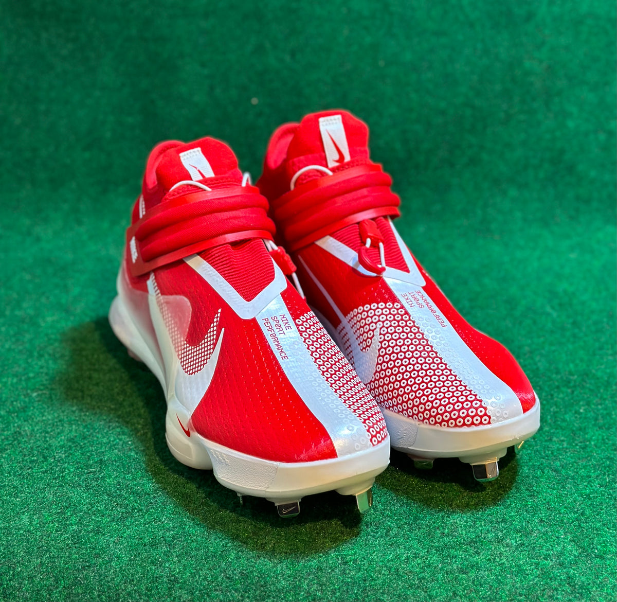 Nike trout cheap cleats red